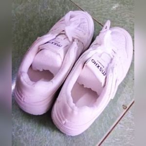 Comfortable Anti-slip Flat Sole Sports Shoes with Youthful Style